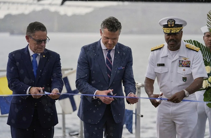 美國南方司令部司令霍爾西(右)與戰爭部長海格塞斯(中)。   圖 : 達志影像/美聯社