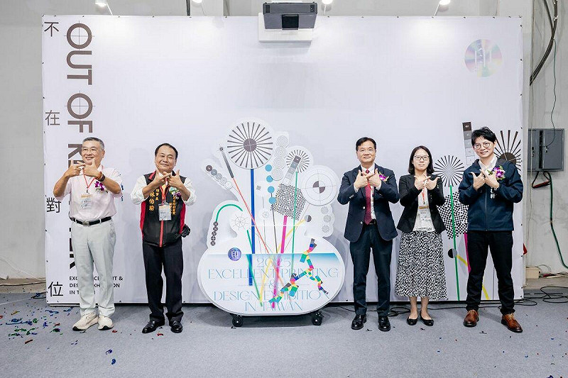 台灣區印刷暨機器材料工業同業公會常務理事邱永順(左一)、高雄市印刷商業同業公會理事長林伯瑜(左二)、財團法人印刷創新科技研究發展中心董事長陳正剛(中)、高雄市政府青年局長林楷軒(右一)、經濟部產業發展署科長陳愷雯(右二)。   圖：財團法人印刷創新科技研究發展中心／提供