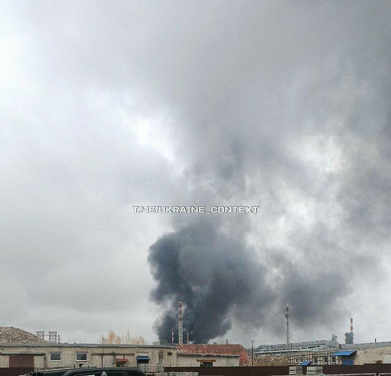 克斯托沃煉油廠遭烏軍攻擊後爆炸。 圖:翻攝自 X