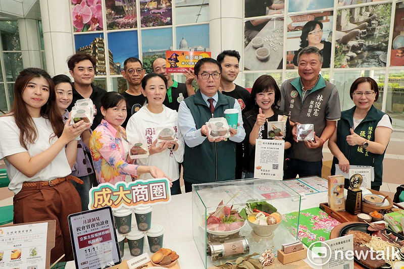 為推廣溪南地區商圈的特色商品，台南市政府經發局辦理「選台南 帶好禮」溪南商圈特色行銷記者會，黃偉哲化身最佳推銷員，為台南美食好禮掛上「滿意度最高、踩雷率最低、cp值最高」三重保證，邀請大家趁年底台南購物節活動起跑，來台南展開尋寶樂趣。   圖：台南市政府提供
