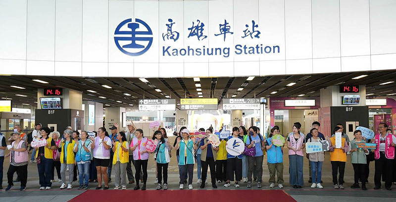 響應12月5日「國際志工日」,高雄市政府社會局在高雄火車站下沉式廣場舉辦「閃出志願服務行動力」快閃活動。 圖:高雄市社會局/提供