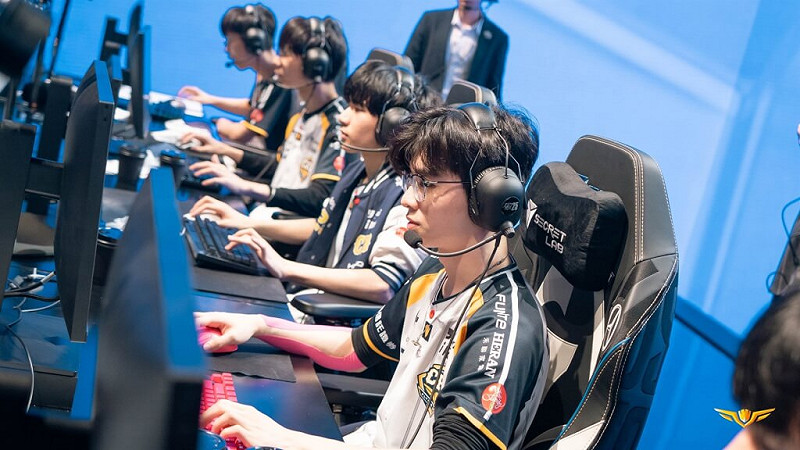 台灣戰隊CFO在16日的比賽以1比2遭中國戰隊AL逆轉。（圖取自facebook.com/ctbc.flyingoyster）   