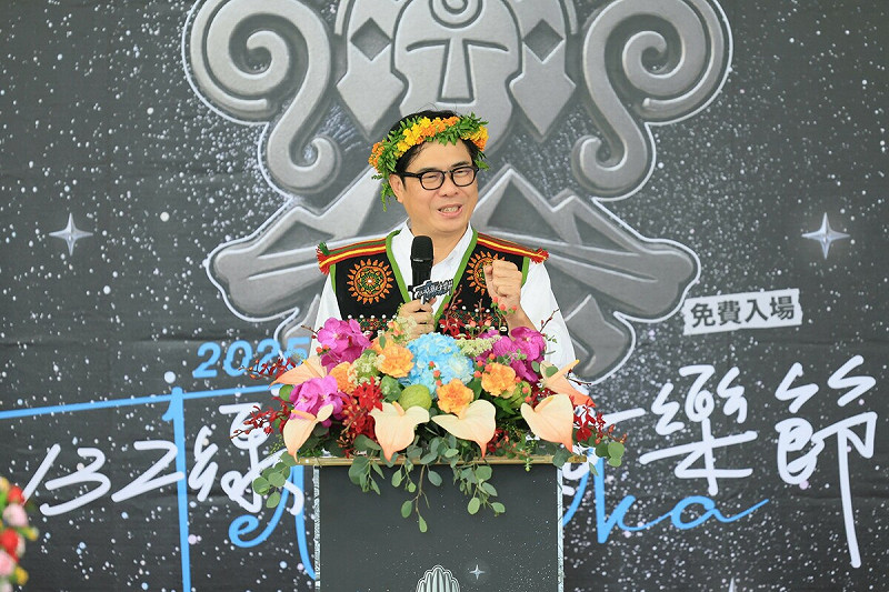 陳其邁表示「BLACKPINK紅綠燈」將演唱會交通安全融入創意設計中，提醒粉絲們不只是聽演唱會，也要注意安全。   圖：高雄市政府/提供