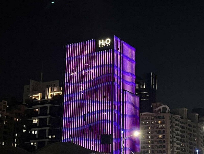 H2O Hotel配合點亮粉紅燈光。 圖:高雄市經發局/提供
