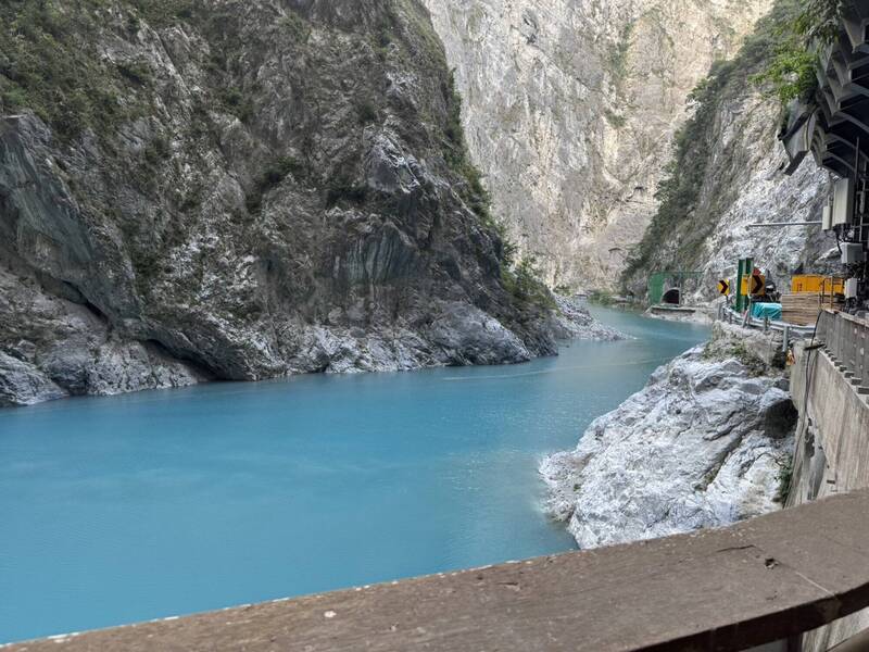 燕子口堰塞湖水位漲到公路高度,估18日清晨可能潰決。 圖:公路局提供