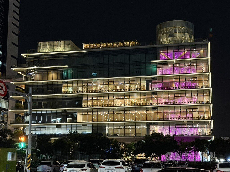 韓國女團BLACKPINK將在高雄國家體育場開唱,為迎接天團,高雄多處景點、建築一整週入夜後亮起粉色燈光。 圖/中央社