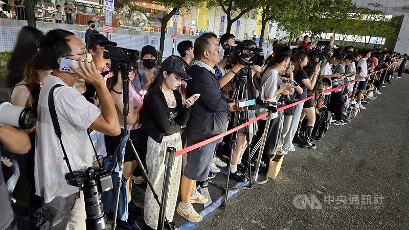 韓國超人氣女團BLACKPINK將在高雄開唱,17日晚間搭機飛抵高雄小港國際機場,上百名歌迷前往接機。 圖/中央社