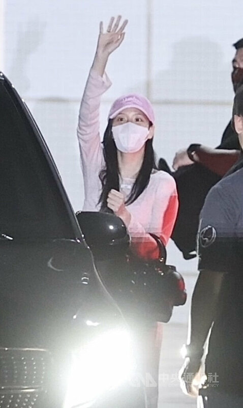 韓國天團BLACKPINK成員17日晚間飛抵高雄,4名成員Lisa、Jisoo(圖)、Jennie與Rosé週末將登高雄世運主場館開唱。 圖/中央社