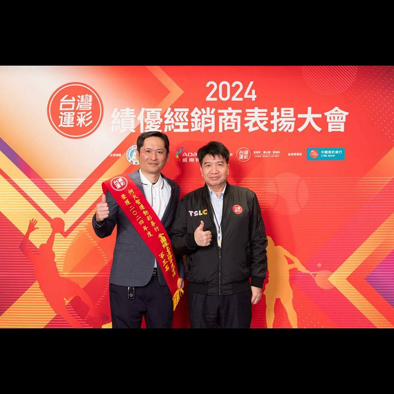 中華民國運彩公會理事長何昱奇（左）以「春節資金陷阱：彩券行不該成為融資公司的提款機」為題發表評論，為基層彩券行爭取權益。   圖：何昱奇/提供