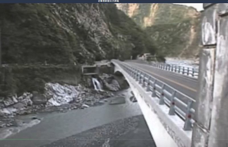 今（18）日清晨，水流終於從靳珩隧道東口溢出。   圖/公路局提供