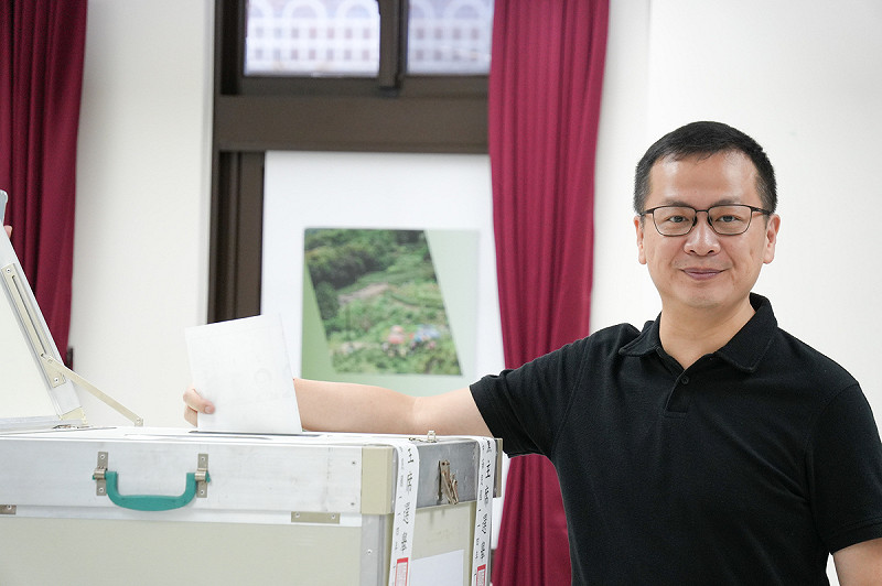 國民黨主席候選人羅智強上午完成投票。   圖：羅智強辦公室/提供