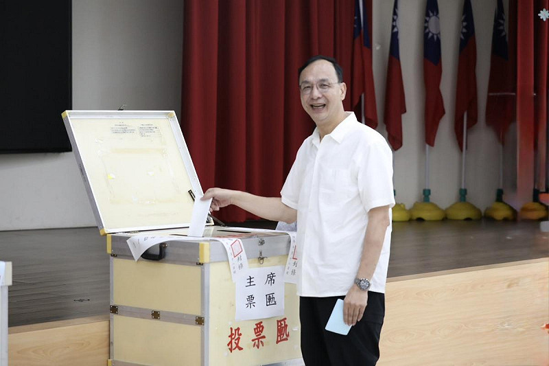國民黨主席朱立倫投下黨主席選舉票。   圖：國民黨/提供