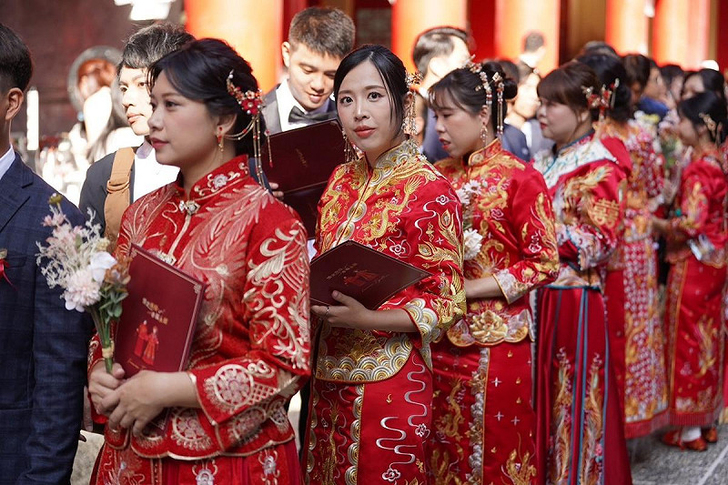 由南投縣政府主辦的集團結婚，今年集團婚禮首次以「新中式」為主題，融合古典文化與現代美學。   圖：南投縣政府提供