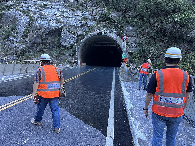 燕子口堰塞湖致立霧溪水位上漲溢流至靳珩隧道，中橫公路台8線天祥至太魯閣路段持續配合封路警戒。   圖：林業及自然保育署花蓮分署/提供