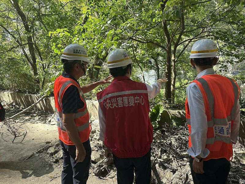 行政院秘書長及公路局局長了解現地處置情形。 圖:公路局東區養護工程分局