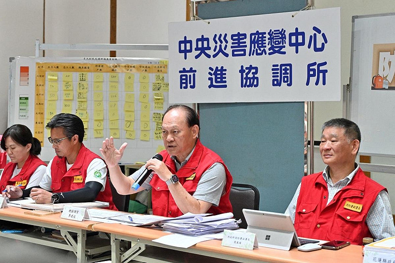 中央災害應變中心前進協調所召開第48次工作會報後記者會，總協調官季連成說明疏散撤離實兵演練。   圖：行政院/提供