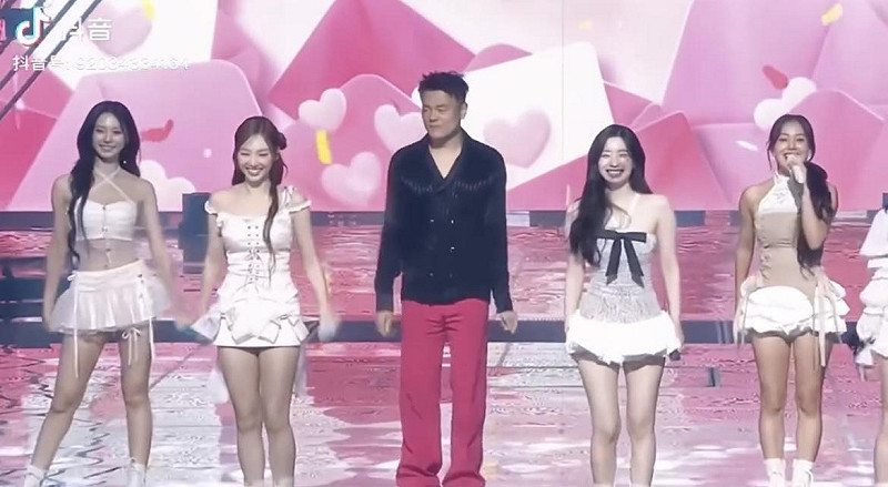 JYP(中)被粉絲封為「最喜歡跟女團搶舞台的老闆」。 圖:翻攝自Threads