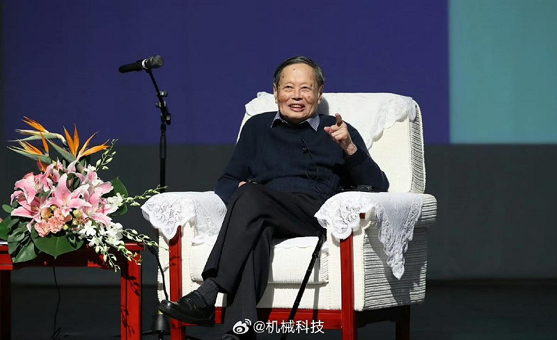1957年與李政道共同獲得諾貝爾物理學獎的華裔物理學家楊振寧，今（18）日逝世。   圖：翻攝自 微博