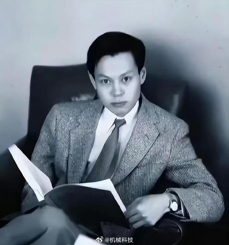曾獲得諾貝爾物理學獎的華裔物理學家楊振寧,今(18)日逝世。 圖為楊振寧年少時。圖:翻攝自 微博 曾獲得諾貝爾物理學獎的華裔物理學家楊振寧,今(18)日逝世。 圖為楊振寧年少時。圖:翻攝自 微博
