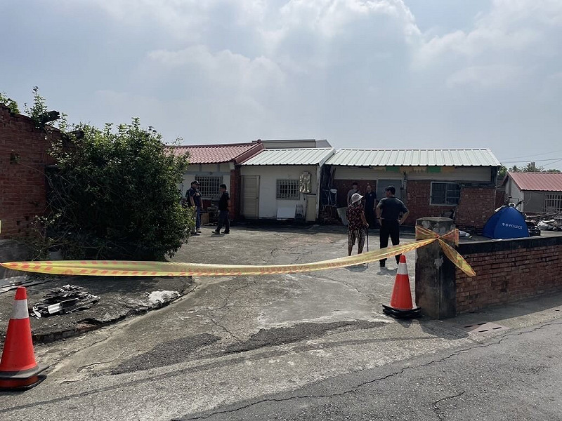 嘉義縣六腳鄉更寮村一處民宅18日發現疑似嬰兒屍體，警方獲報立即趕赴處理，生母疑似為印尼籍看護，現已成立專案小組追查生母行蹤，並報請檢方相驗。（警方提供）中央社記者姜宜菁傳真　114年10月18日   