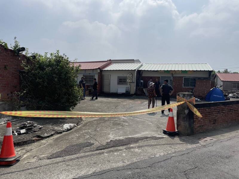 嘉義縣六腳鄉一戶居民在住家外圍發現一具嬰兒屍體，嚇得報警求助。   圖：警方提供