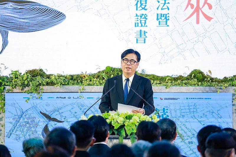 陳其邁代表高雄市政府及全體市民致詞,向所有在威權時期遭受國家不法對待的受難者與家屬致上最深的敬意。 圖:高雄市政府/提供