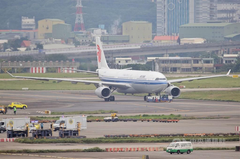中國國際航空編號CA139航班18日上午從杭州飛往韓國首爾途中，行李置物櫃突然起火，航班因此緊急備降上海浦東國際機場，未造成人員傷亡。圖為中國國航飛機。（中央社檔案照片）   
