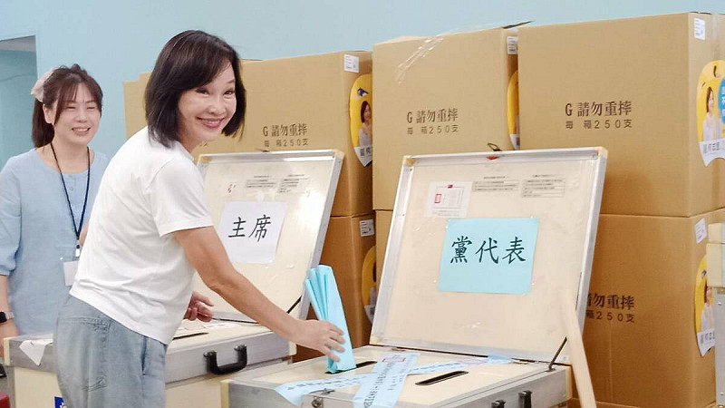 國民黨主席改選投票，柯志恩一早至高雄市黨部投票，強調「選後就是團結的開始，我們都在同一艘船上」。   圖：孫家銘攝