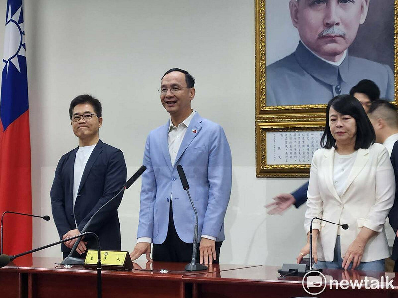 國民黨主席選舉開票前結束前，朱立倫就帶著笑容現身國民黨中央黨部，表明已致電各參選人，並提前恭喜鄭麗文。   圖：黃建豪/攝