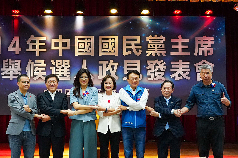 柯志恩(中)期盼新任國民黨主席鄭麗文(左三)帶領全黨團結一致，邁向2026年縣市長與議員選舉，以及2028年總統大選的勝利。   圖：國民黨高雄市黨部/提供（資料照）
