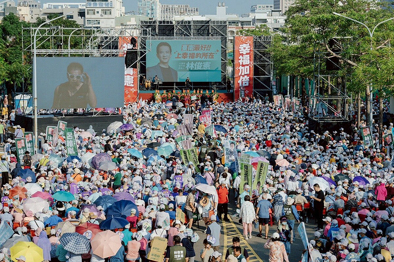 民進黨台南市長參選人林俊憲在安平區南島路舉辦「台南最好,幸福實現」團結大會,現場湧入破萬名支持者,高喊「台南最好林俊憲」、「唯一支持林俊憲」、「幸福實現林俊憲」等口號。 圖:林俊憲服務處提供
