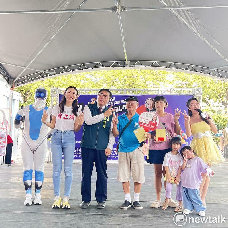 台南市長黃偉哲特地到場和參加良友盃兒童繪畫比賽的家長及小朋友互動。   圖：黃博郎／攝