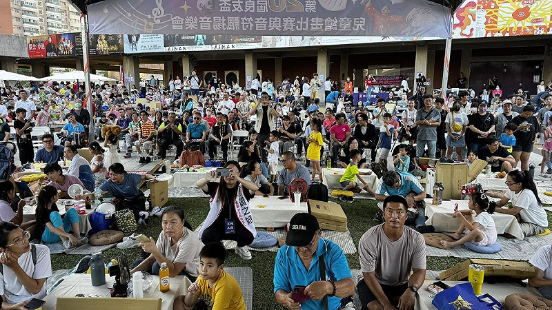 良友盃兒童繪畫比賽有五百名幼兒園到國小的兒童參加,人數創歷年之最。 圖:黃博郎/攝