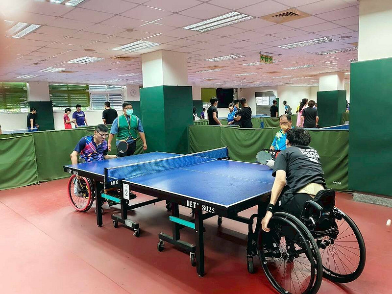 台南市身心障礙國民運動會以身心障礙國民運動會會前賽(桌、羽球賽,地板冰壺表演賽)揭開序幕,賽事在成大南工隆重舉行,約有130位台南市身心障礙桌羽球及地板冰壺選手報名參加。 圖:黃博郎/攝