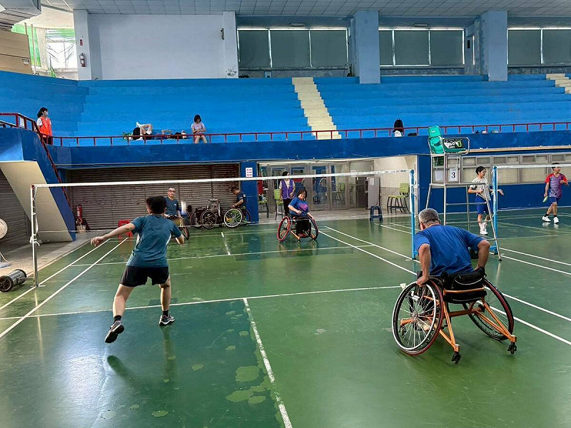 台南市身心障礙國民運動會以身心障礙國民運動會會前賽(桌、羽球賽,地板冰壺表演賽)揭開序幕,賽事在成大南工隆重舉行,約有130位台南市身心障礙桌羽球及地板冰壺選手報名參加。 圖:黃博郎/攝
