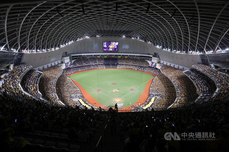 中華職棒7戰4勝制總冠軍戰「台灣大賽」第一戰18日在台北大巨蛋正式點燃戰火,由中信兄弟隊交手樂天桃猿隊,吸引大批球迷到場觀賽。中央社記者王騰毅攝 114年10月18日