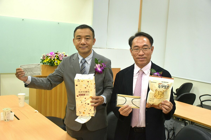 上曜集團總裁張祐銘(右)與拓米創新生技董事長劉奇峰(左)，看好強強聯手擴大在電商領域的影響力。   圖：孫家銘攝