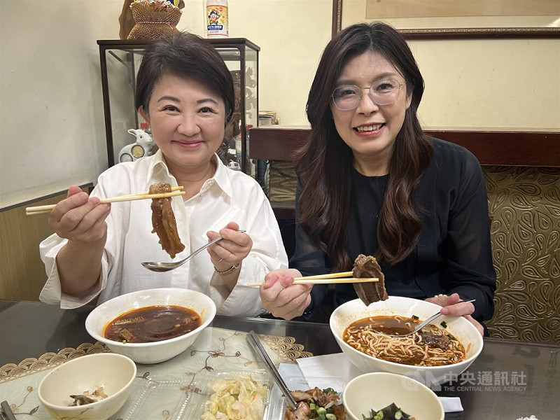台中市長盧秀燕（左）與新任國民黨主席鄭麗文（右）。（中央社檔案照片）   