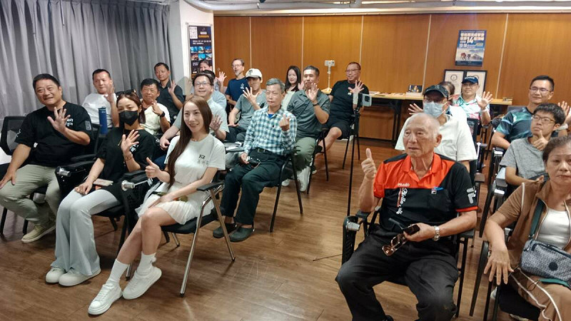 曾格爾(前排左三)與數十位山友與民眾面對面進行一場山之外的對話。 圖:孫家銘攝