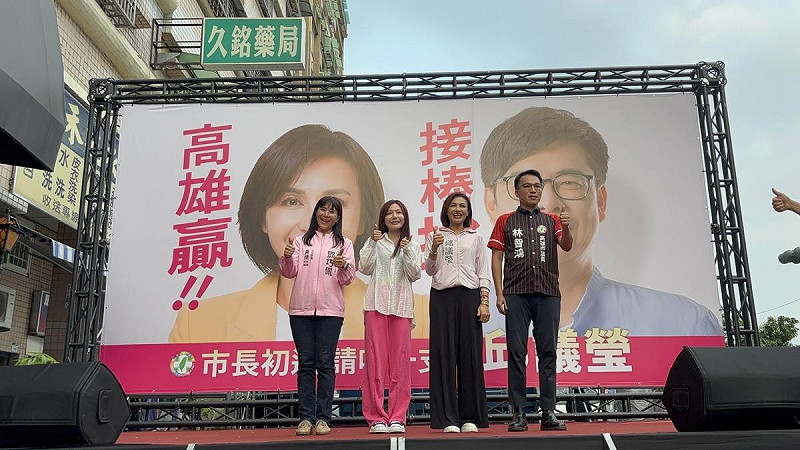 為邱議瑩(右二)站台助講的來賓包括吳沛憶(左二)、林智鴻(右一)、鄧巧佩(左一)。 圖:邱議瑩競選總部/提供