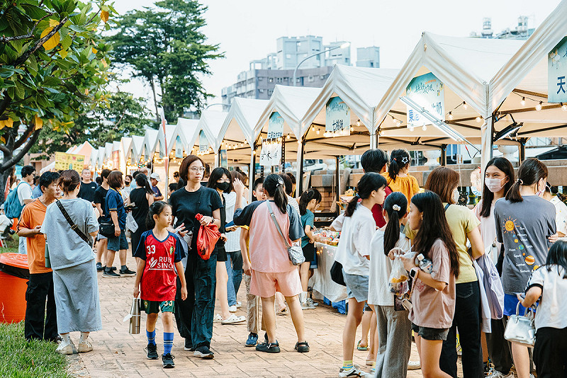 今年高雄市眷村文化節重溫過去眷村居民攜家帶眷逛商展的情景。 圖:高雄市文化局/提供