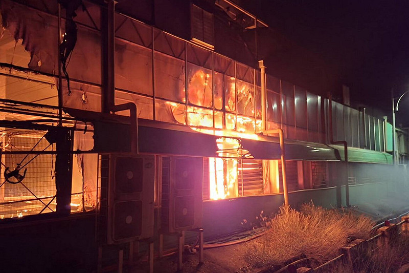 台南市後壁區農業部花卉創新園區內一處蘭花培育工廠19日凌晨冒出火煙，幸未釀成傷亡。（讀者提供）中央社記者楊思瑞台南傳真  114年10月19日   