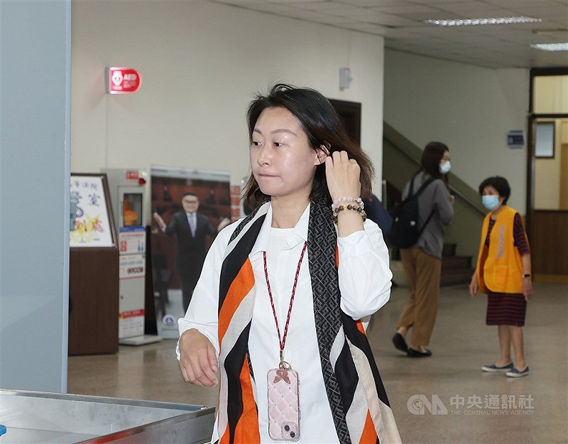 台灣高等法院3月開庭審理前桃園市立委候選人馬治薇涉收受中國資助參選，馬治薇（前）出庭應訊。（中央社檔案照片）   