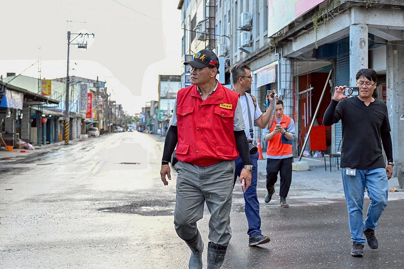 鴻源日前警告，目前堰塞湖左側邊坡仍不穩定，一旦豪雨或地震再發生，可能會造成新一波崩塌讓新堰塞湖形成，對此，中央前進協調所總協調官季連成回應，與李鴻源看法一致。   圖：取自行政院臉書