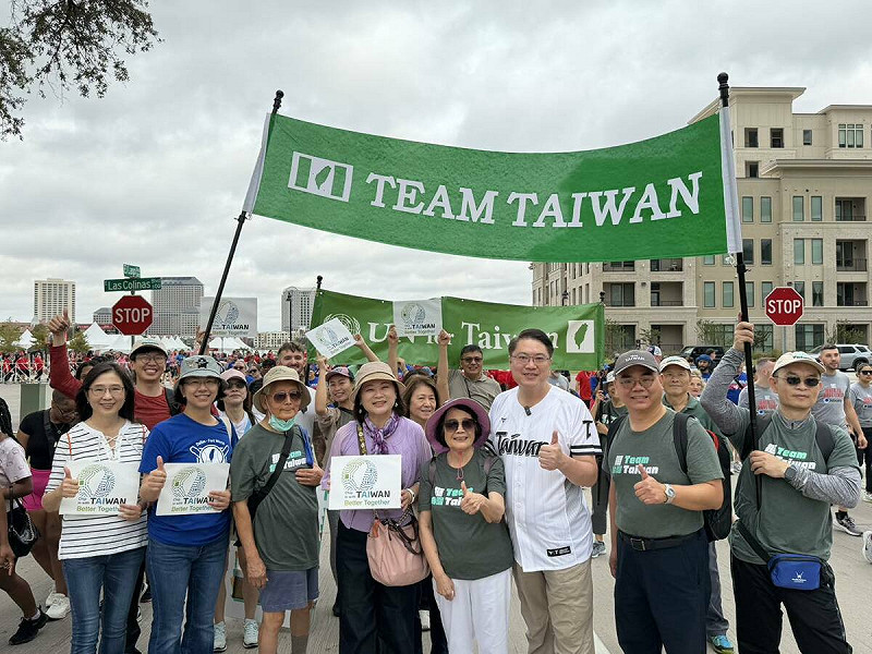 民進黨前秘書長林右昌今日出席美國德州達拉斯上萬人參與的「Dallas Heart Walk」健走活動。   圖：翻攝自林右昌臉書
