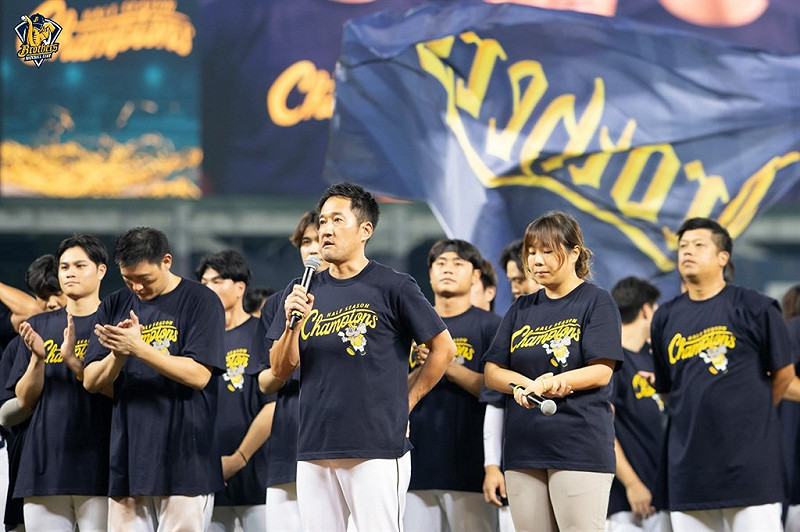 中職總冠軍賽中信兄弟18日首戰吞敗，總教練平野惠一（中）表示，重要的是輸球之後如何站起來。（中信兄弟提供）   