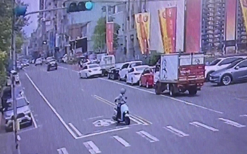 62歲宋姓女駕駛19日上午行經南投縣埔里鎮中華路時，連續擦撞5輛機車及9輛汽車，女子過程中疑因肇事心虛欲駛離，卻再度擦撞路旁車輛，員警趕到攔停制止。（民眾提供）中央社記者鄭維真傳真　114年10月19日   