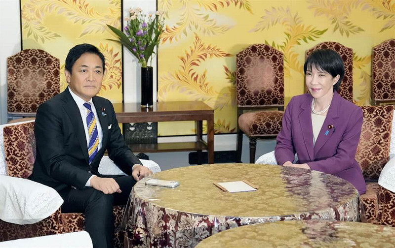 圖為日本國民民主黨代表玉木雄一郎（左）15日與自民黨總裁高市早苗（右）會談。（共同社）   