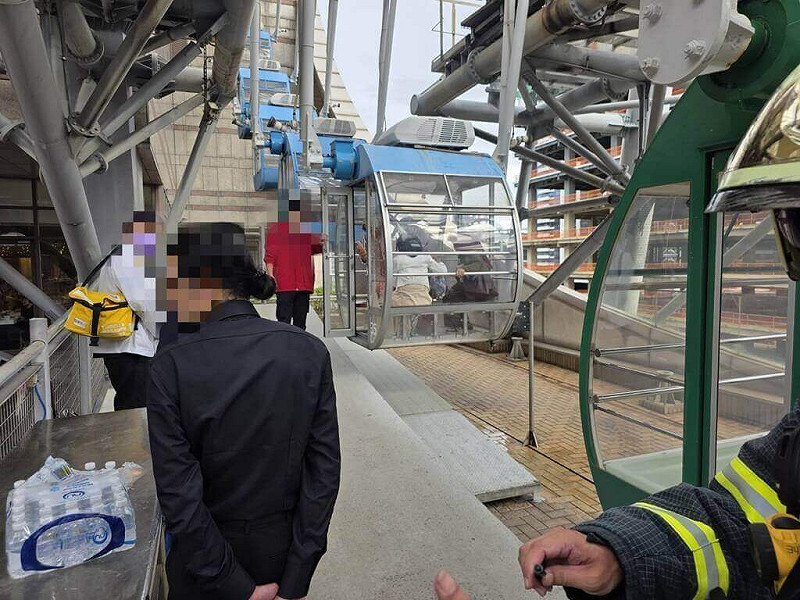 台北市中山區美麗華摩天輪19日下午疑故障停擺，有10組人員共30人受困車廂內逾40分鐘，經派員到場處理，現場工作人員已協助30人全數安全脫困。（翻攝照片）中央社記者黃麗芸傳真　114年10月19日   
