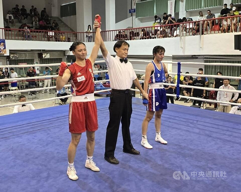 114年全國運動會在雲林，拳擊項目19日進入第2天賽程，「女拳四金釵」之一的好手吳詩儀（紅衣），在女子57公斤級首輪以5比0輕鬆過關、前進4強。中央社記者黎建忠攝　114年10月19日   